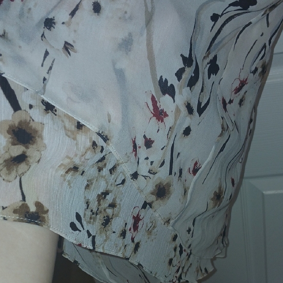 White House Black Market Floral Blouse - Open Shoulder Design - Picture 6 of 6